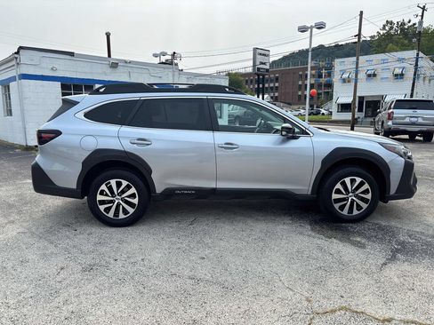 Used 2023 Subaru Outback Premium AWD/4WD image 6