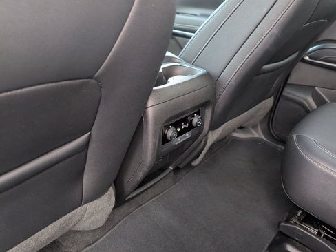 Used 2025 Chevrolet Traverse LT AWD/4WD image 32