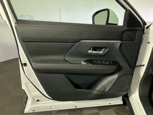 Certified 2025 Nissan Kicks SR FWD image 21