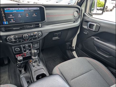 Used 2024 Jeep Wrangler Unlimited Rubicon AWD/4WD image 9