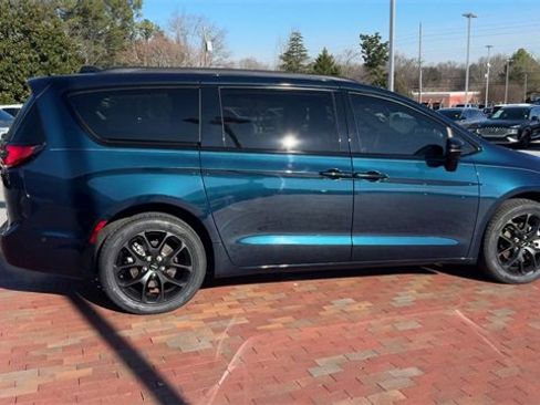 Used 2023 Chrysler Pacifica Limited w/ S Appearance Package image 3