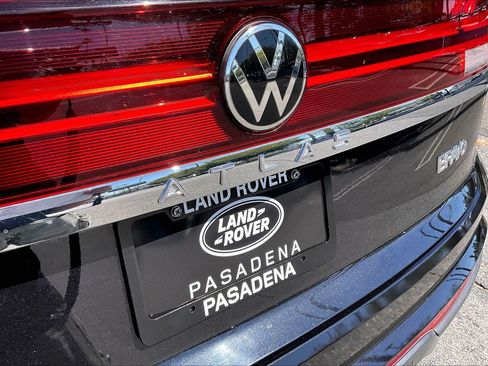 Used 2024 Volkswagen Atlas Cross Sport SE FWD image 32