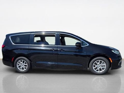 Used 2024 Chrysler Pacifica Touring-L FWD image 2