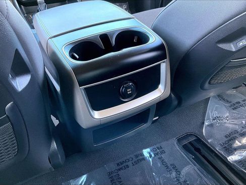 Used 2025 Kia Carnival LX image 31