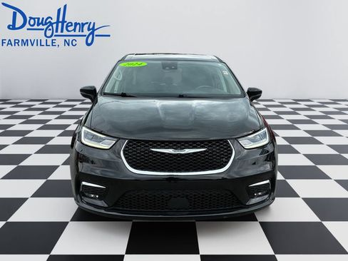 Used 2024 Chrysler Pacifica Touring-L FWD image 8