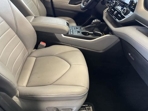 Used 2020 Toyota Highlander XLE image 17