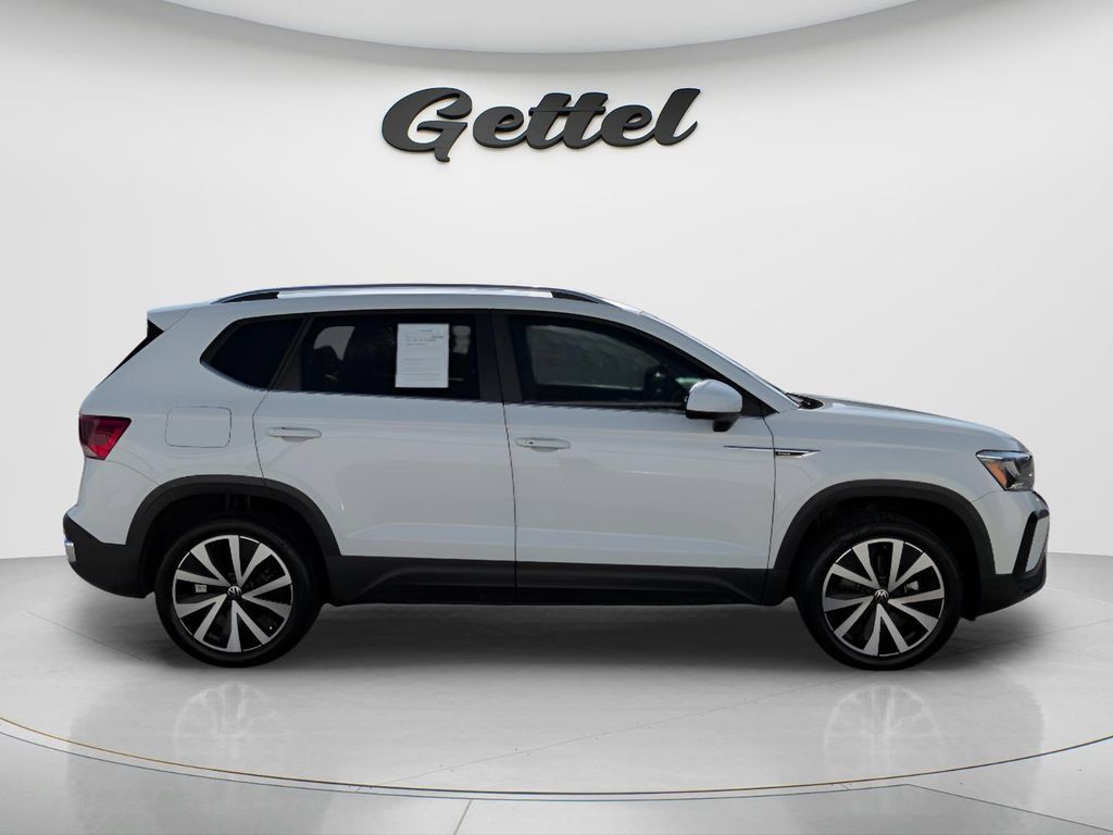 Used 2024 Volkswagen Taos SE FWD image 4