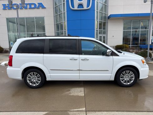 Used 2015 Chrysler Town & Country Touring-L w/ Driver Convenience Group image 4