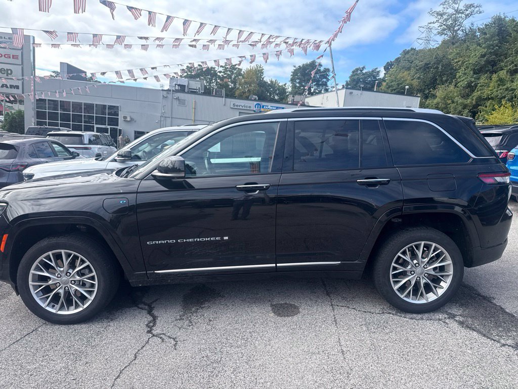 Used 2023 Jeep Grand Cherokee Summit w/ Advanced Protech Group IV AWD/4WD image 3