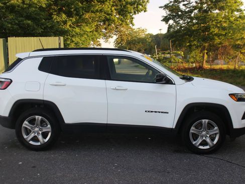 Used 2024 Jeep Compass Latitude AWD/4WD image 8