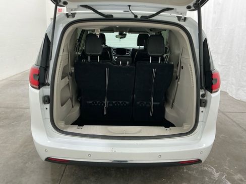 Used 2023 Chrysler Pacifica Touring-L image 20