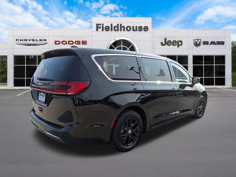 Used 2024 Chrysler Pacifica Touring-L FWD image 5