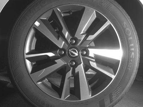 Used 2025 Nissan Versa SV image 14