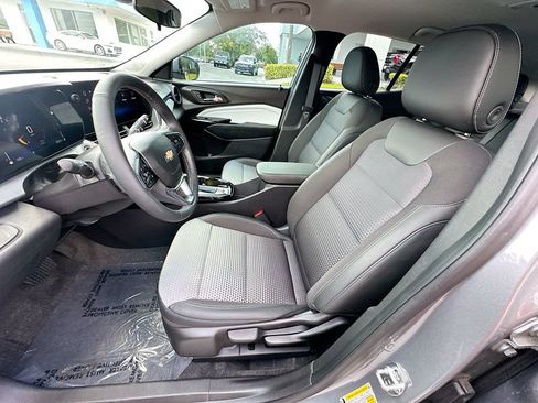 Used 2025 Chevrolet Trax LT w/ LT Convenience Package FWD image 20