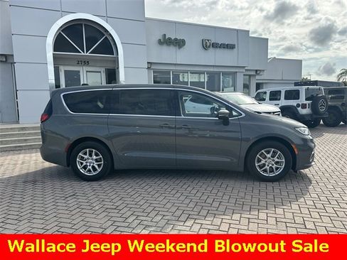 Used 2023 Chrysler Pacifica Touring-L image 5