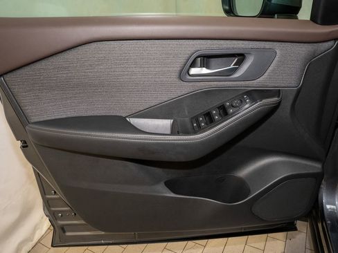 Used 2023 Nissan Rogue SV image 11