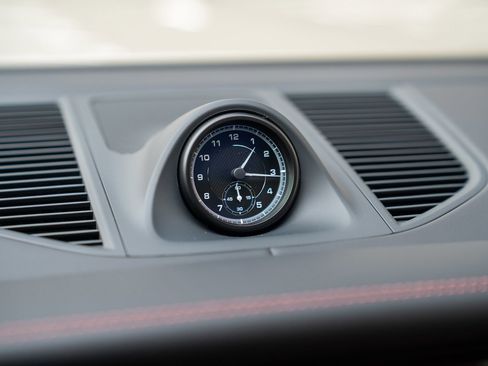 Certified 2025 Porsche Macan image 16