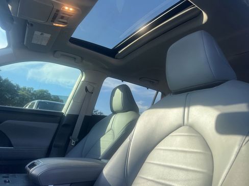 Used 2024 Toyota Highlander XLE FWD image 12