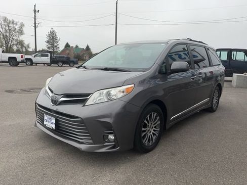 Used 2019 Toyota Sienna XLE w/ XLE Navigation Package FWD image 6