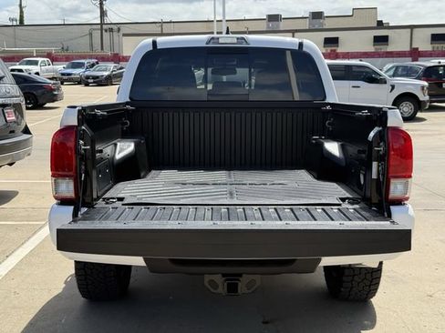 Used 2017 Toyota Tacoma TRD Sport w/ Tow Package (A/T) AWD/4WD image 31