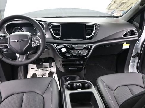 New 2025 Chrysler Voyager LX image 29