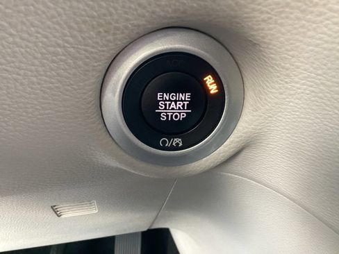 Used 2023 Chrysler Pacifica Touring-L FWD image 23