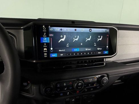 Used 2025 Jeep Wrangler Unlimited Sahara w/ Safety Group AWD/4WD image 24