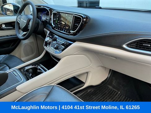 Used 2023 Chrysler Pacifica Limited AWD/4WD image 10