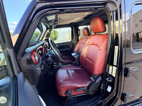 Used 2019 Jeep Wrangler Unlimited Sahara image 9
