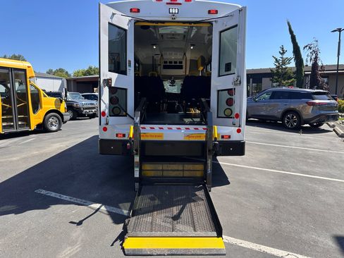 Used 2014 Chevrolet Express 4500 RWD image 12