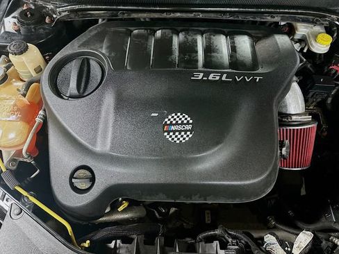 Used 2012 Dodge Avenger R/T image 30