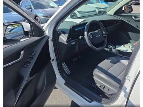 Used 2024 Kia Niro Wave w/ Wave Preserve Package FWD image 5