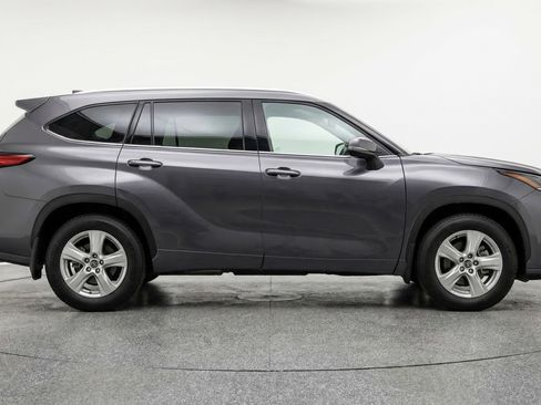 Used 2025 Toyota Highlander LE FWD image 11