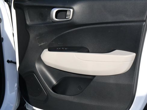 Used 2021 Hyundai Venue SEL w/ Premium Package image 16