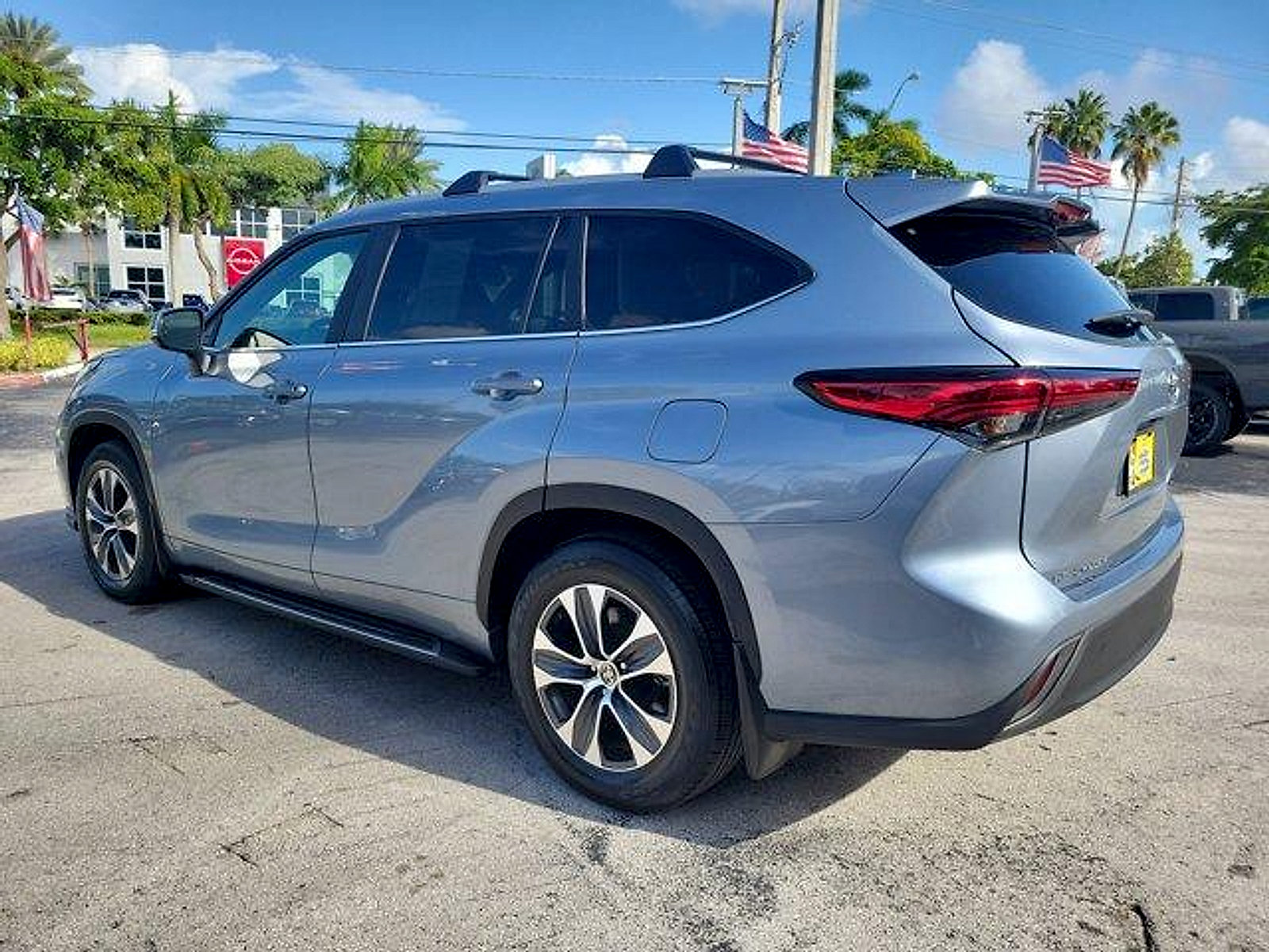 Used 2023 Toyota Highlander XLE FWD image 5