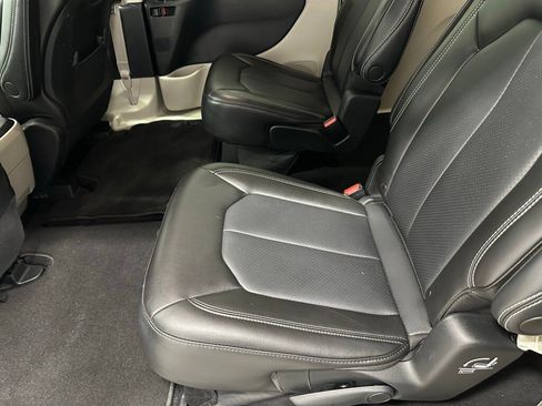 Used 2023 Chrysler Pacifica Touring-L image 47