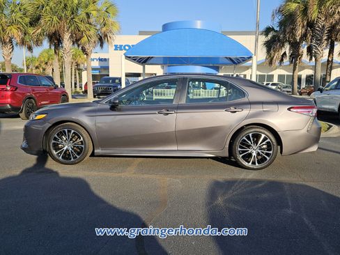 Used 2019 Toyota Camry SE image 2