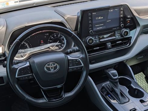 Used 2020 Toyota Highlander XLE FWD image 12