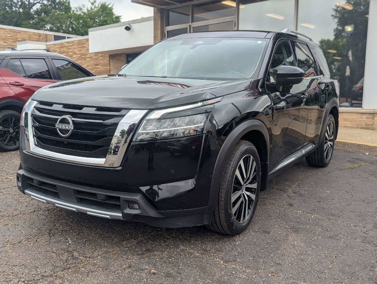 Used 2023 Nissan Pathfinder Platinum w/ Cargo Package AWD/4WD image 7