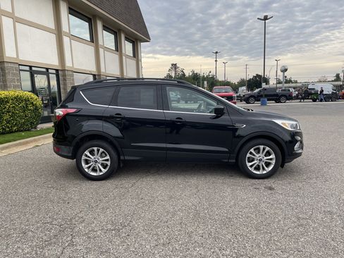 Used 2018 Ford Escape SE FWD image 2