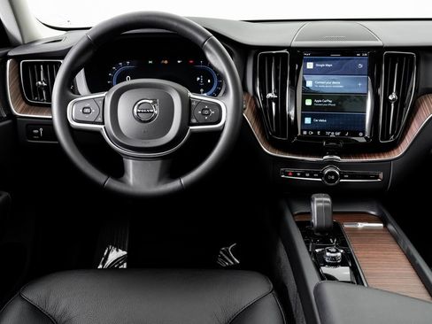 Used 2022 Volvo XC60 B5 Momentum w/ Advanced Package image 16