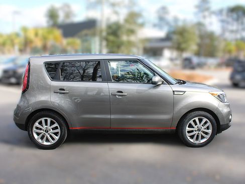 Certified 2018 Kia Soul + image 13