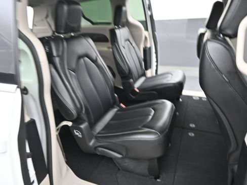 Used 2024 Chrysler Pacifica Touring-L FWD image 27