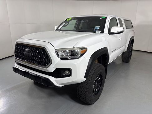 Used 2018 Toyota Tacoma TRD Off-Road w/ Technology Package image 4