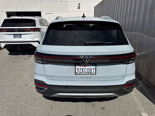 Certified 2026 Volkswagen Taos SE w/ Panoramic Sunroof Package FWD image 4