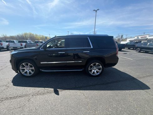 Used 2015 Cadillac Escalade Luxury image 2