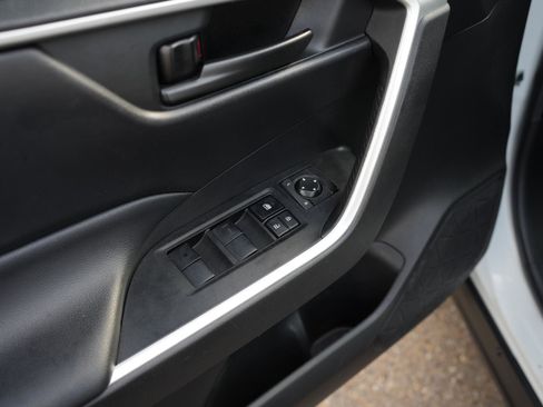 Used 2021 Toyota RAV4 LE image 14