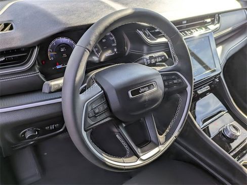 Used 2023 Jeep Grand Cherokee Laredo image 14