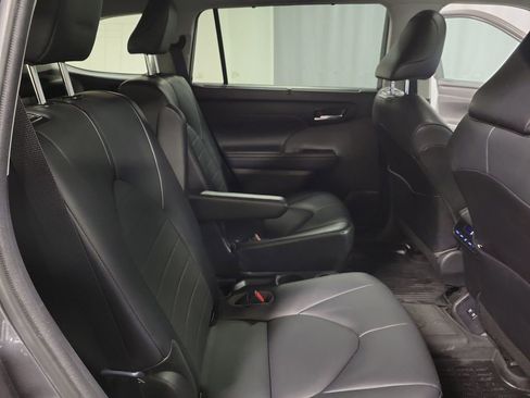 Used 2021 Toyota Highlander XLE image 22