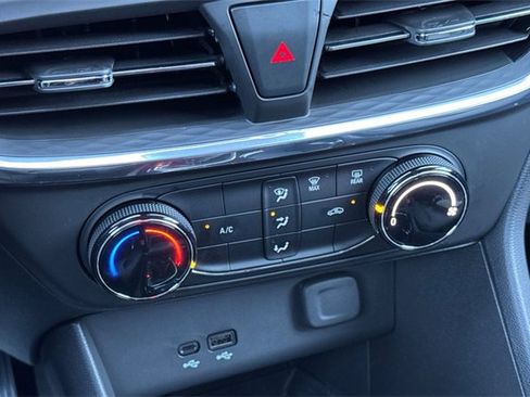 Used 2025 Buick Encore GX Preferred image 30